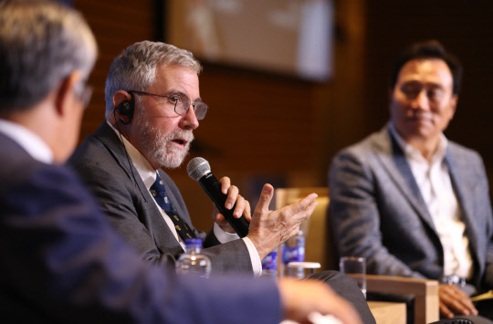 폴 크루그먼(왼쪽 두번째) 교수가 27일 서울 여의도 전경련 컨퍼런스센터에서 열린 '양극화, 빈곤의 덫 해법을 찾아서' 특별대담에서 발언하고 있다. 연합뉴스